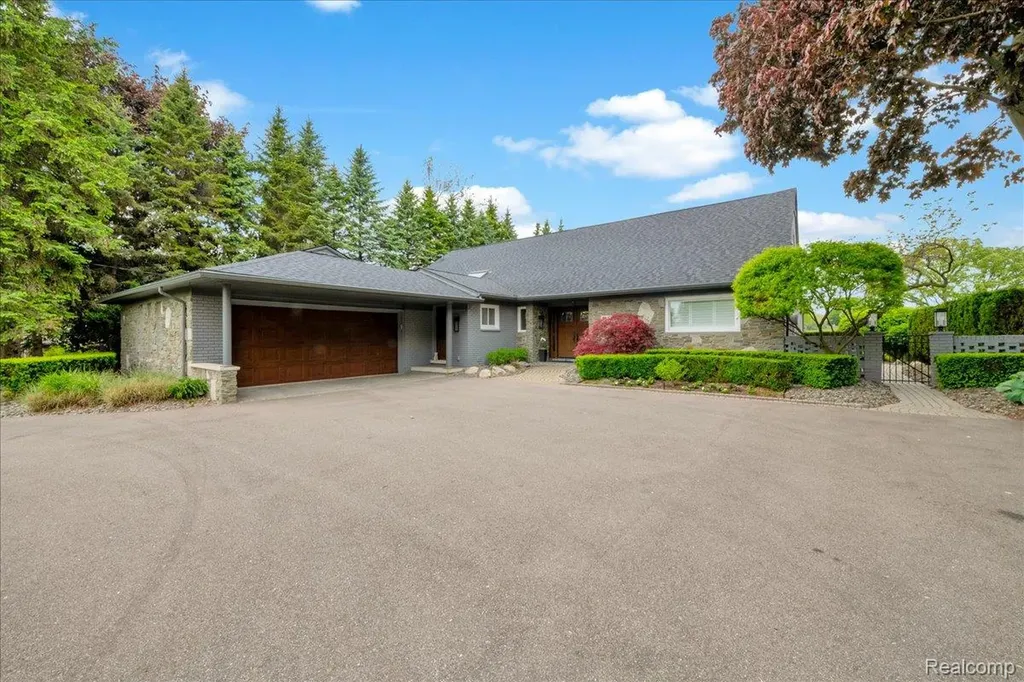 3816 W Maple Road Bloomfield Charter Township MI 48301