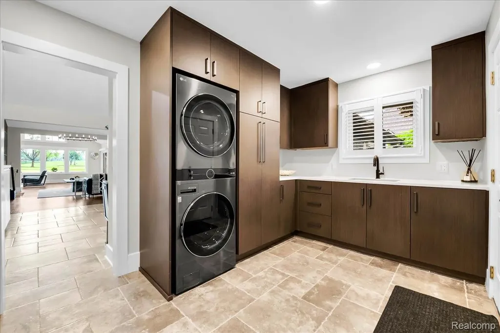 3816 W Maple Road Bloomfield Charter Township MI 48301