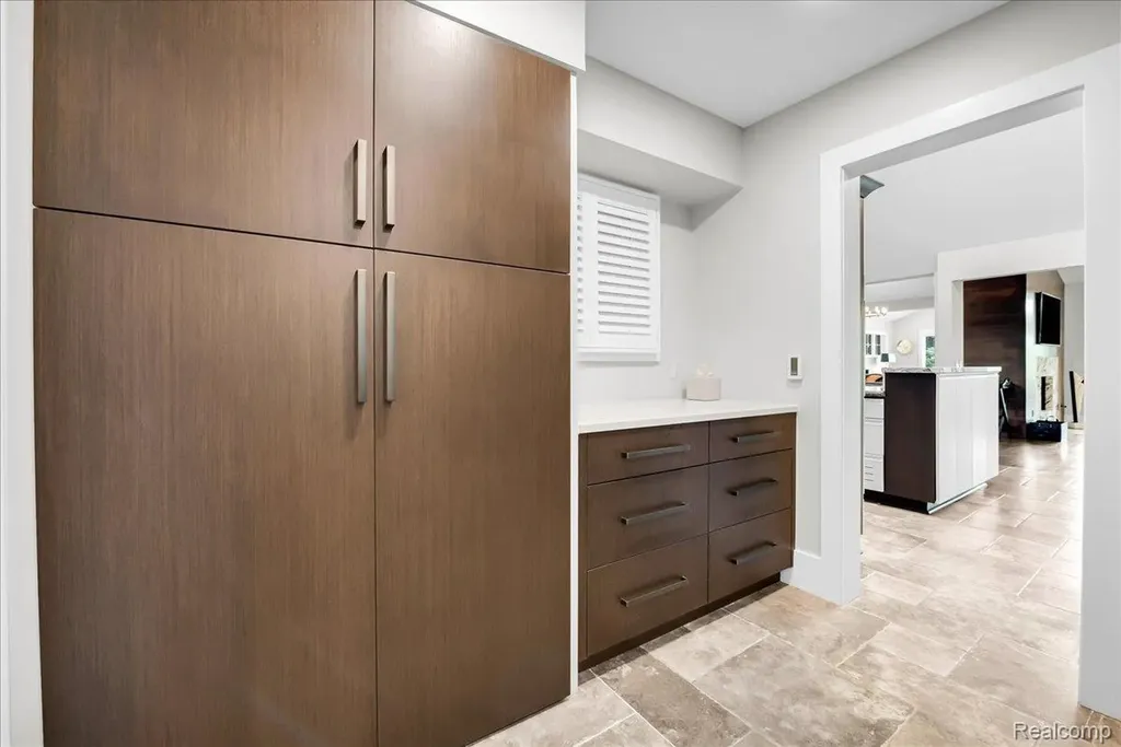 3816 W Maple Road Bloomfield Charter Township MI 48301