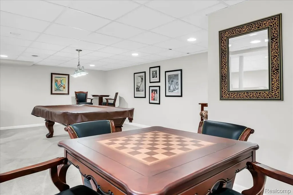 3816 W Maple Road Bloomfield Charter Township MI 48301