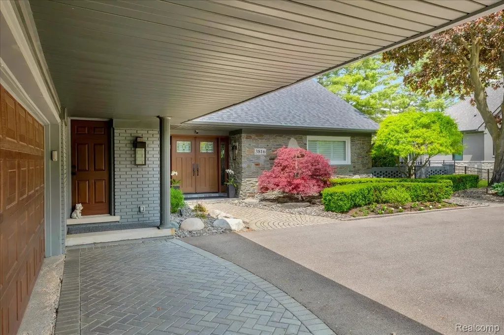 3816 W Maple Road Bloomfield Charter Township MI 48301