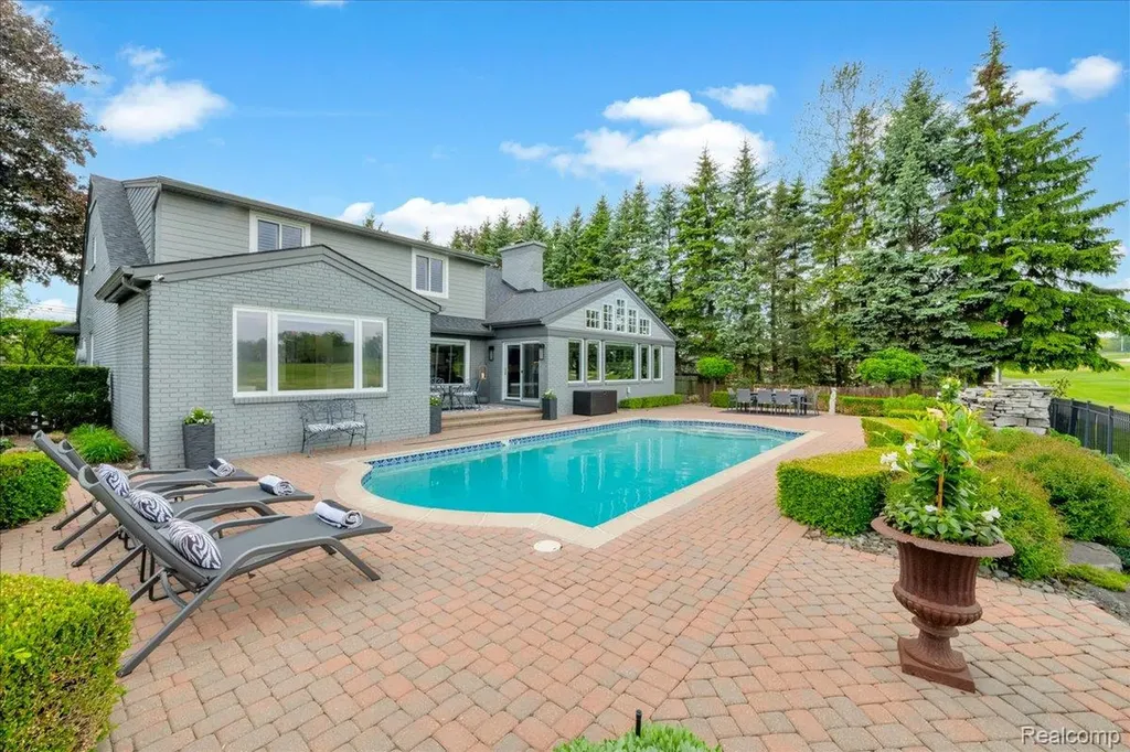 3816 W Maple Road Bloomfield Charter Township MI 48301