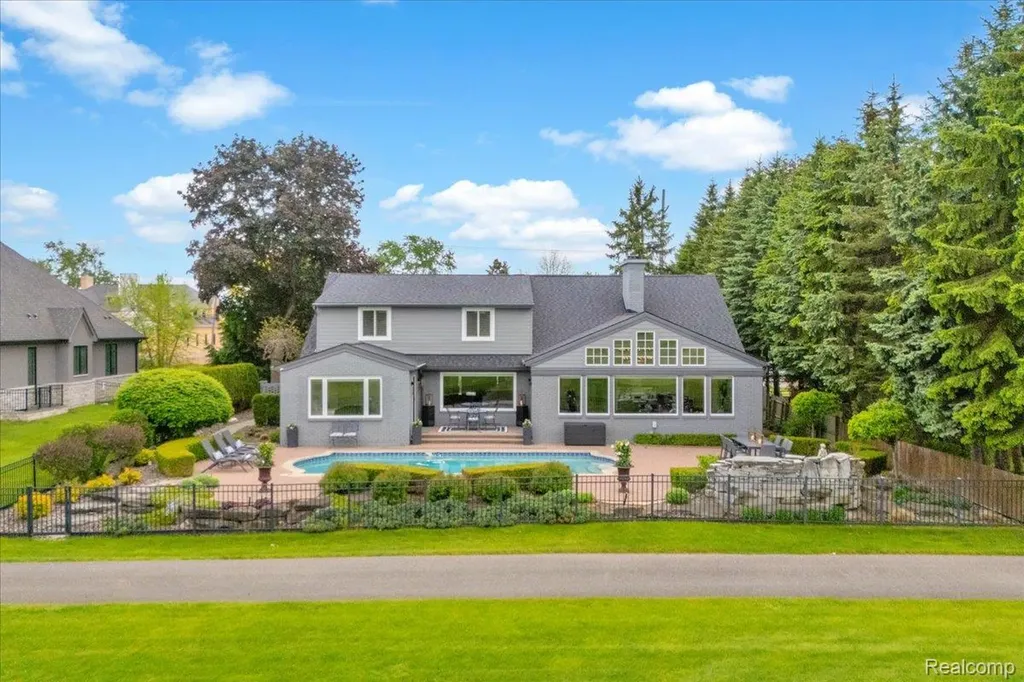 3816 W Maple Road Bloomfield Charter Township MI 48301