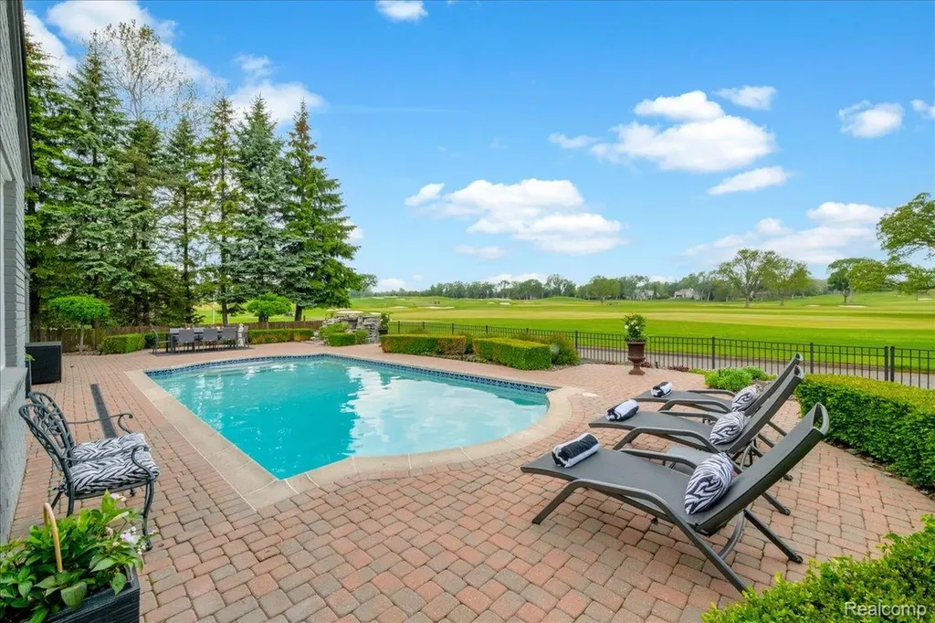 3816 W Maple Road Bloomfield Charter Township MI 48301