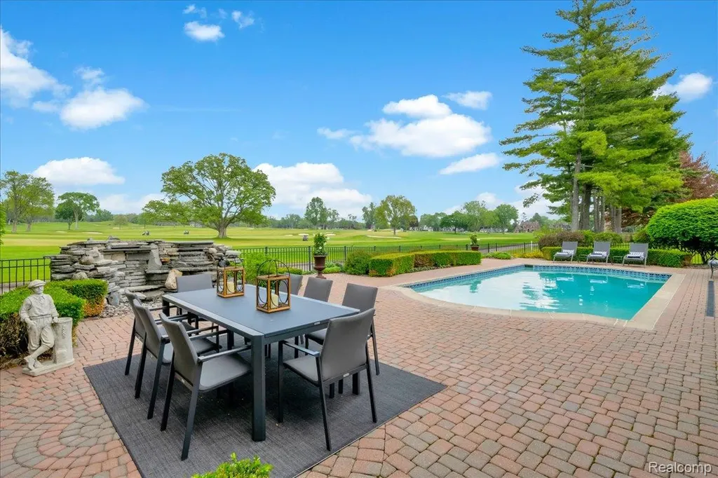 3816 W Maple Road Bloomfield Charter Township MI 48301