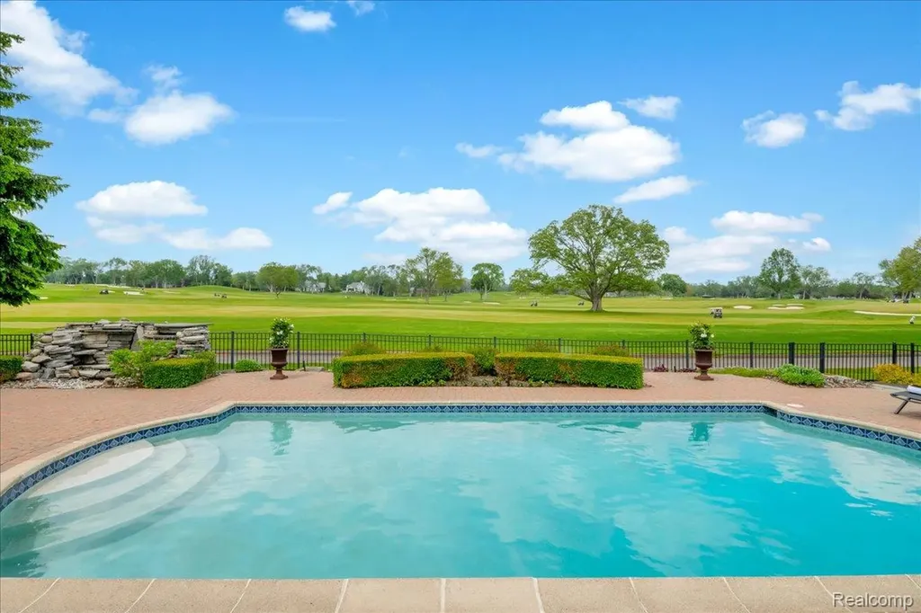 3816 W Maple Road Bloomfield Charter Township MI 48301