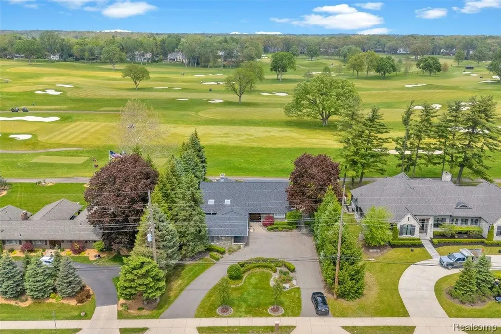 3816 W Maple Road Bloomfield Charter Township MI 48301