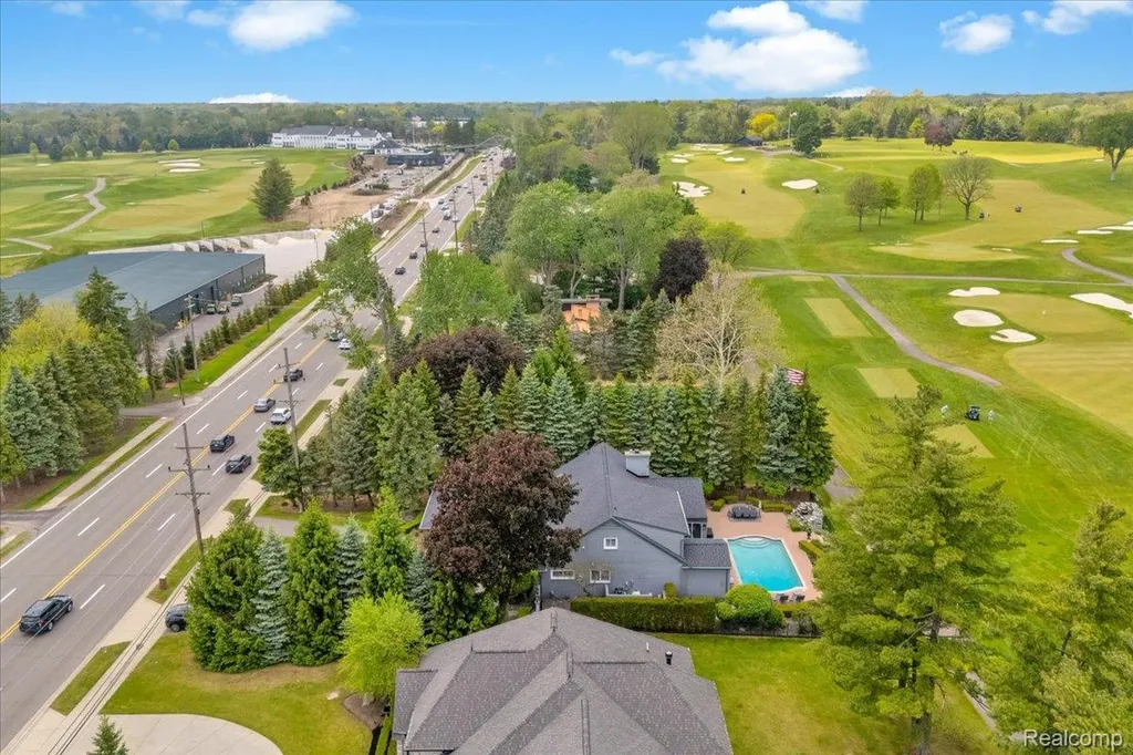 3816 W Maple Road Bloomfield Charter Township MI 48301