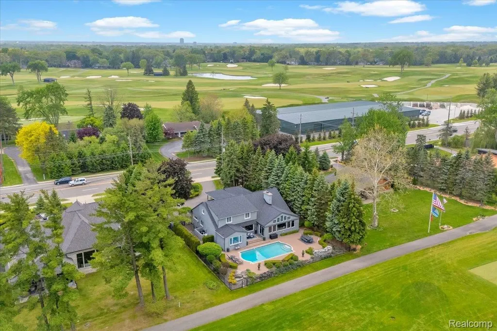 3816 W Maple Road Bloomfield Charter Township MI 48301