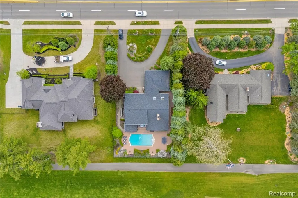 3816 W Maple Road Bloomfield Charter Township MI 48301