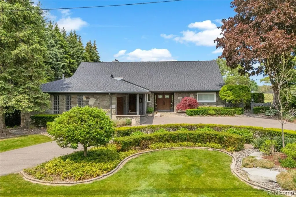 3816 W Maple Road Bloomfield Charter Township MI 48301