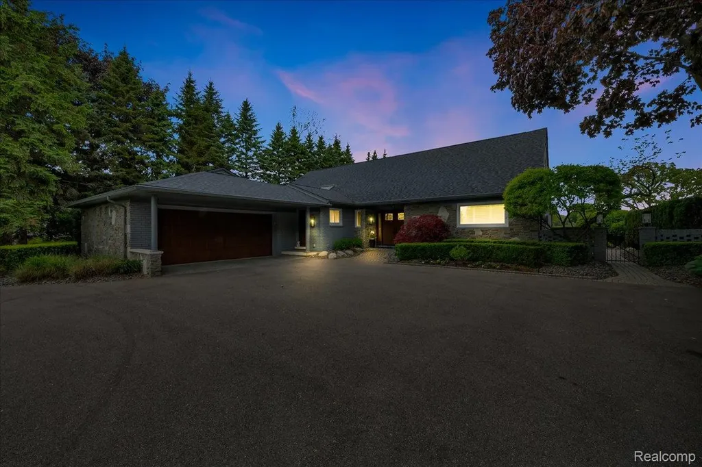 3816 W Maple Road Bloomfield Charter Township MI 48301