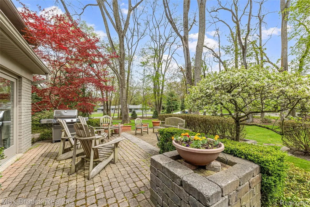 25933 Hersheyvale Drive Franklin Village MI 48025