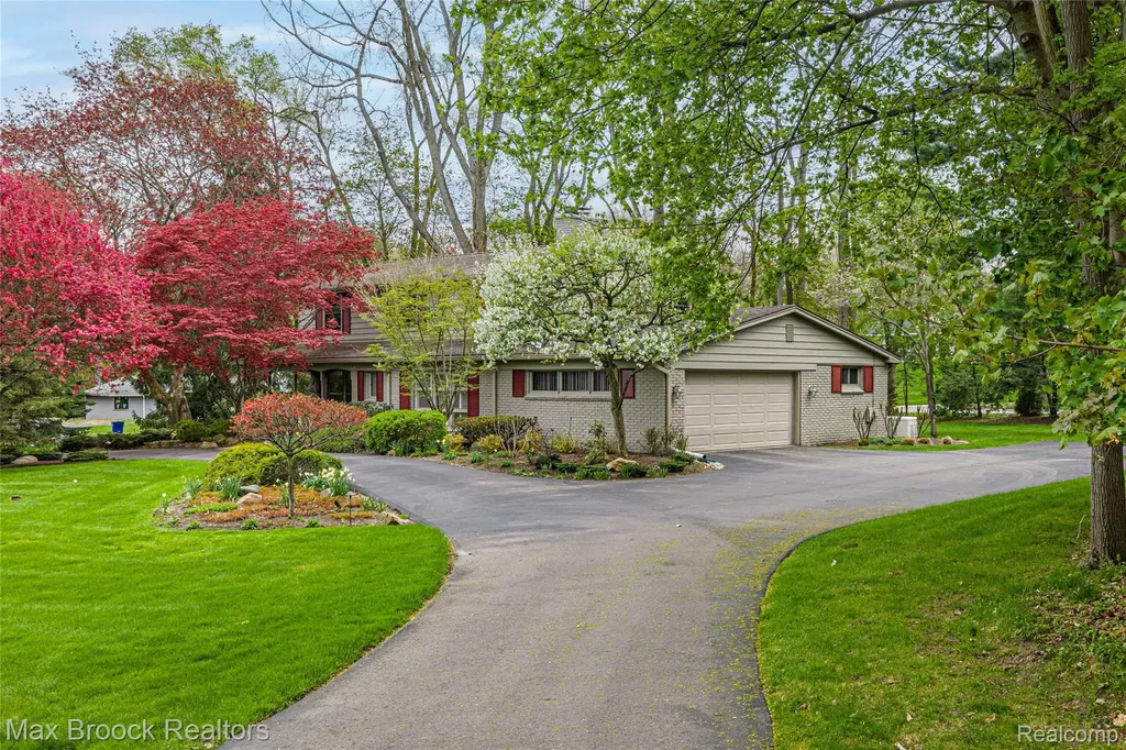 25933 Hersheyvale Drive Franklin Village MI 48025