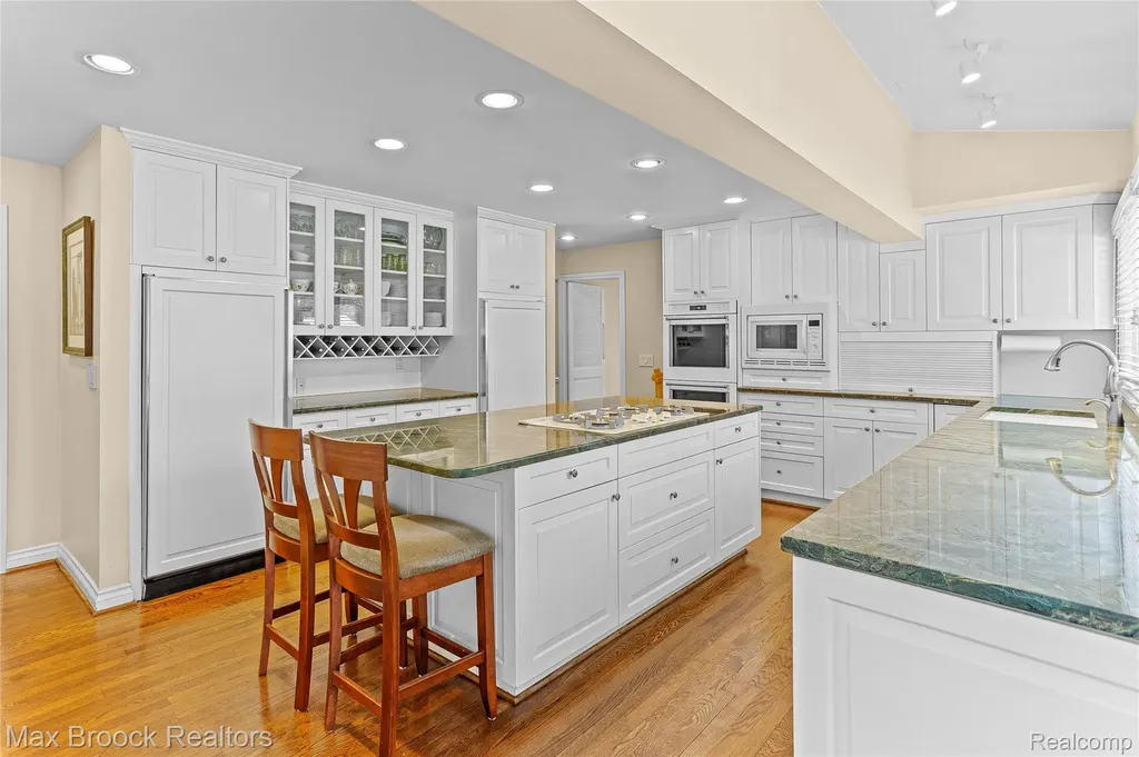 25933 Hersheyvale Drive Franklin Village MI 48025
