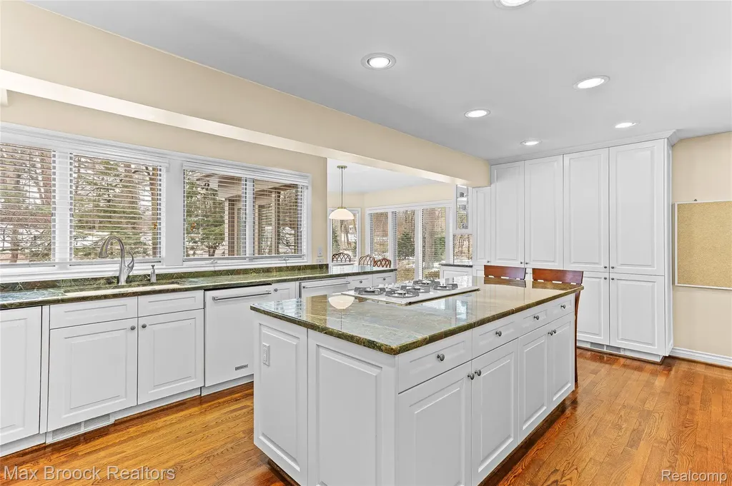 25933 Hersheyvale Drive Franklin Village MI 48025