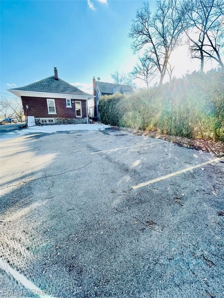 33432 Oakland Street Farmington City MI 48335