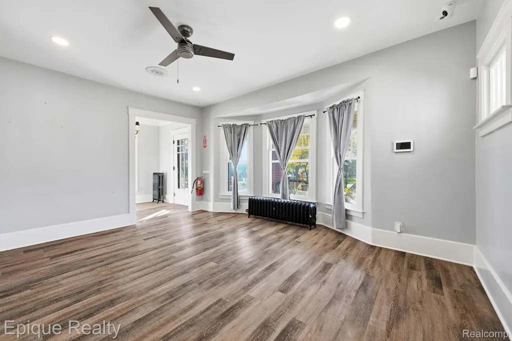 33432 Oakland Street Farmington City MI 48335