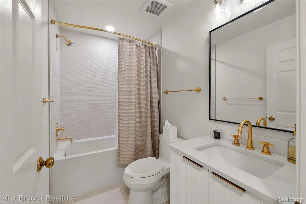 2478 Wildbrook Run Bloomfield Charter Township MI 48304