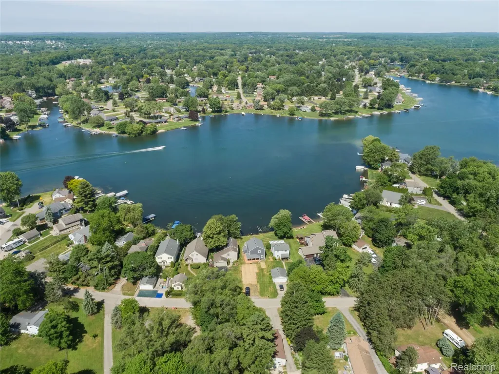 3515 Highland Boulevard Highland Charter Township MI 48356