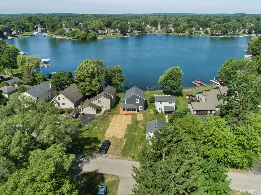 3515 Highland Boulevard Highland Charter Township MI 48356