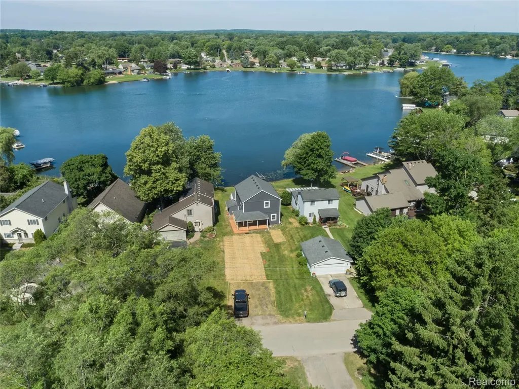 3515 Highland Boulevard Highland Charter Township MI 48356