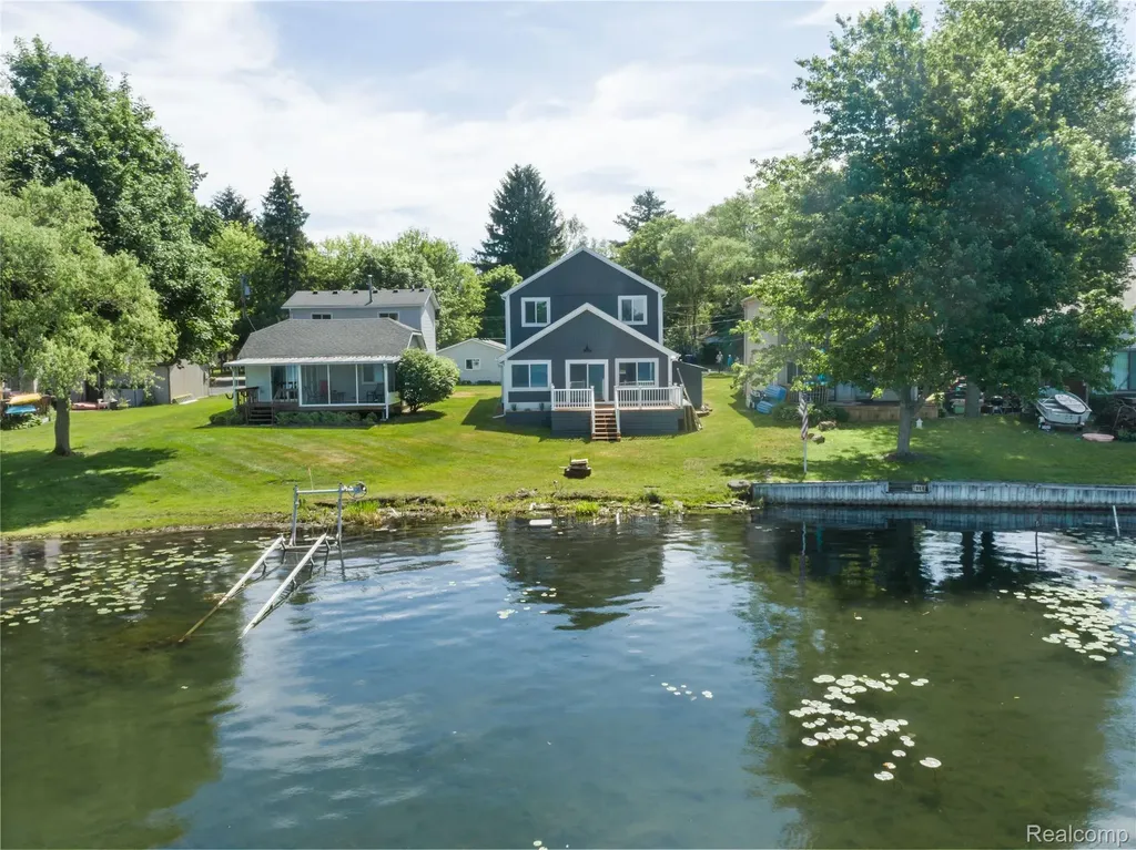 3515 Highland Boulevard Highland Charter Township MI 48356