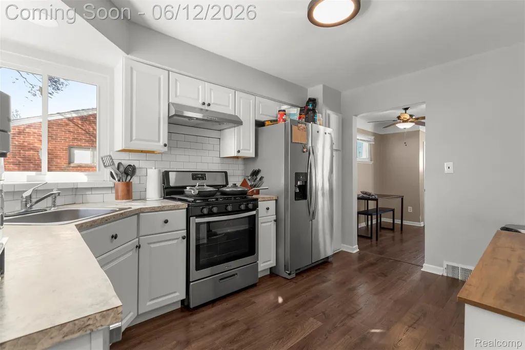 27827 Lyndon Street Livonia City MI 48154