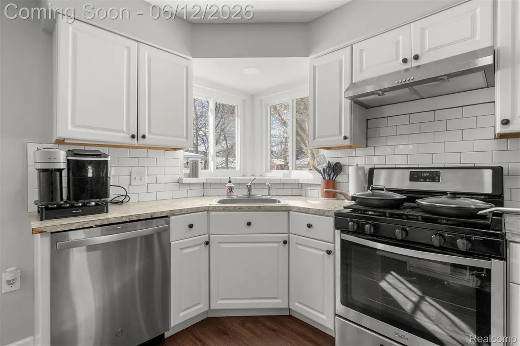 27827 Lyndon Street Livonia City MI 48154