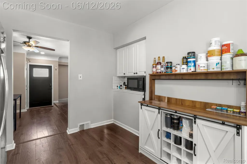 27827 Lyndon Street Livonia City MI 48154