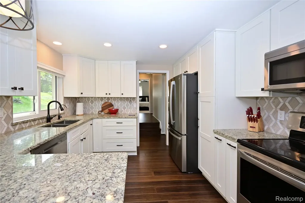 24136 Twin Valley Court Farmington City MI 48336