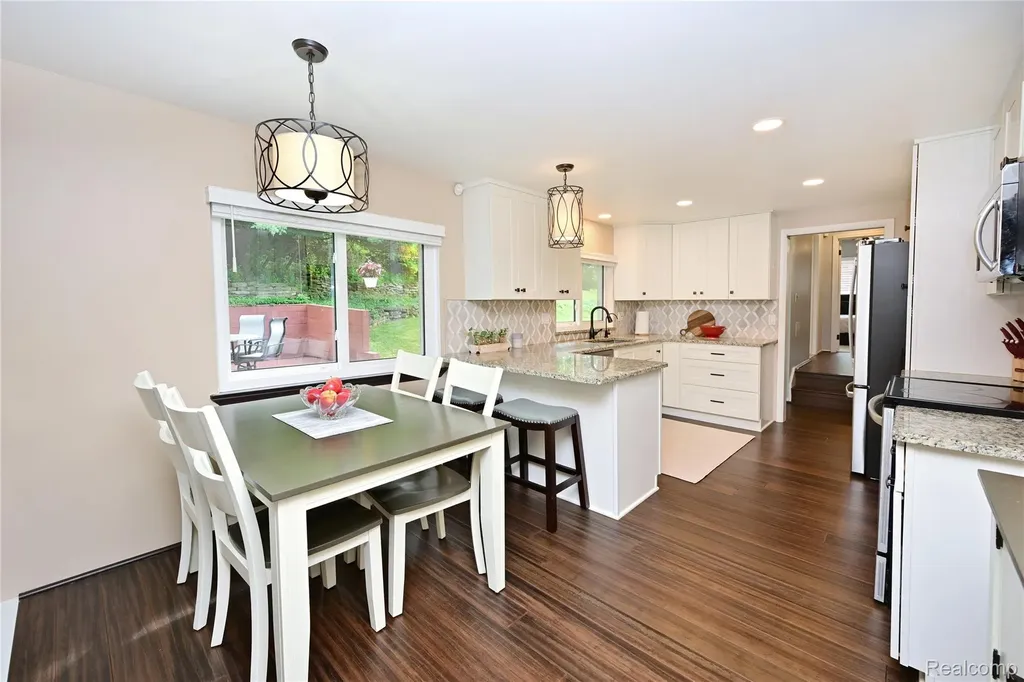 24136 Twin Valley Court Farmington City MI 48336