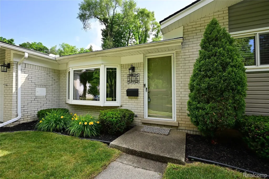 24136 Twin Valley Court Farmington City MI 48336