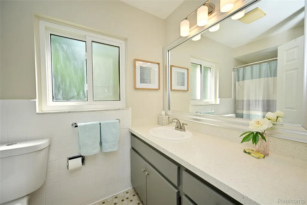 24136 Twin Valley Court Farmington City MI 48336