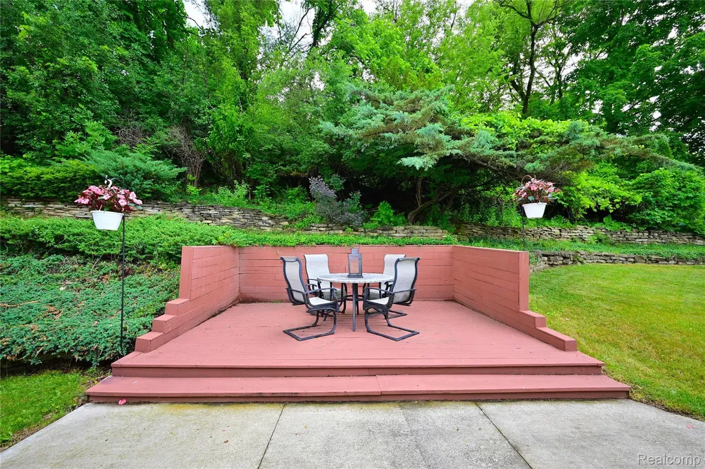 24136 Twin Valley Court Farmington City MI 48336