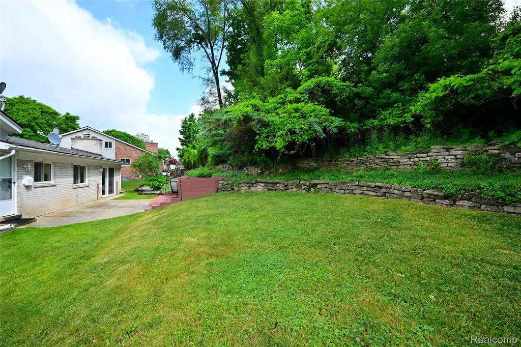 24136 Twin Valley Court Farmington City MI 48336