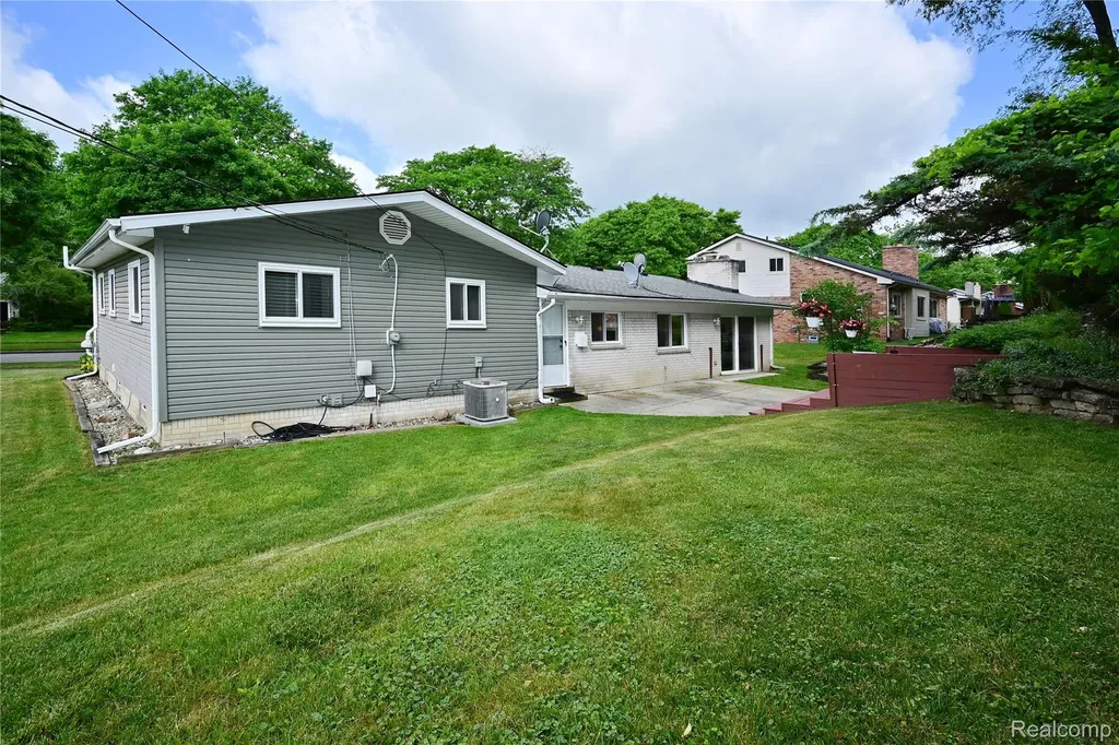24136 Twin Valley Court Farmington City MI 48336