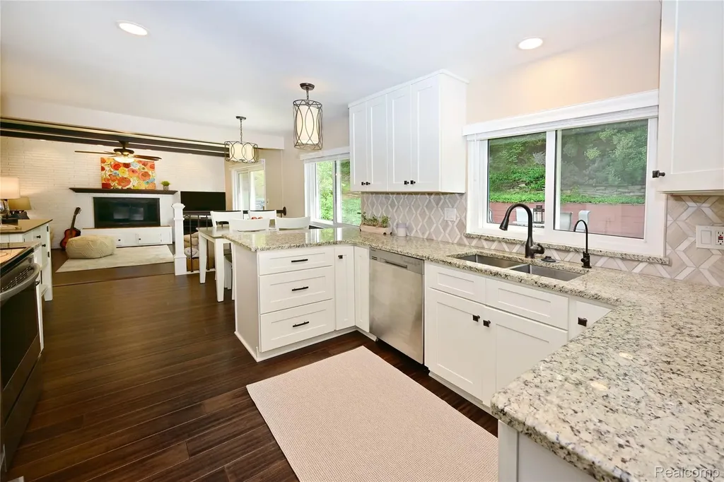 24136 Twin Valley Court Farmington City MI 48336