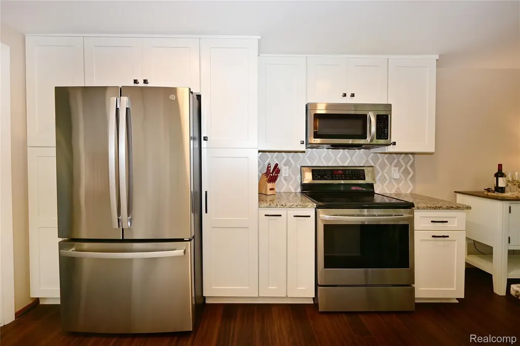 24136 Twin Valley Court Farmington City MI 48336
