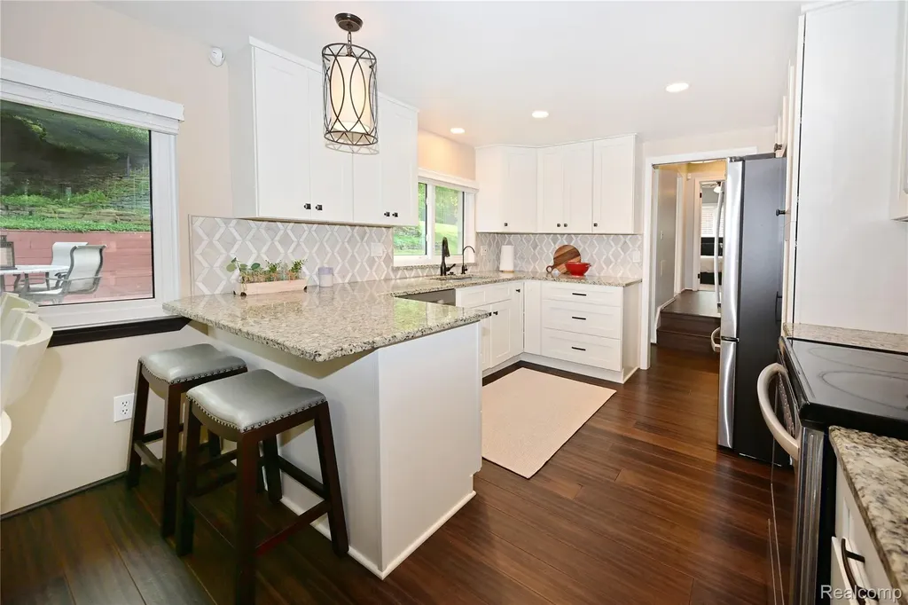 24136 Twin Valley Court Farmington City MI 48336