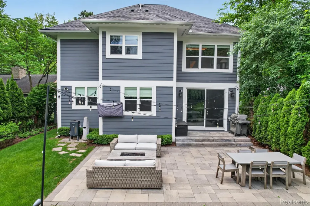 15844 Kirkshire Avenue Beverly Hills Village MI 48025