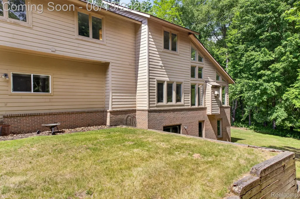 9961 Cross Creek Drive Green Oak Township MI 48178