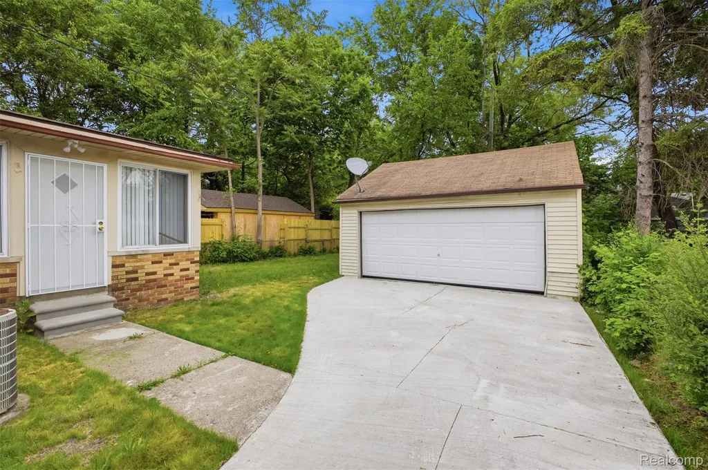 18492 Warwick Street Detroit City MI 48219