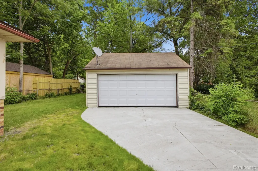 18492 Warwick Street Detroit City MI 48219