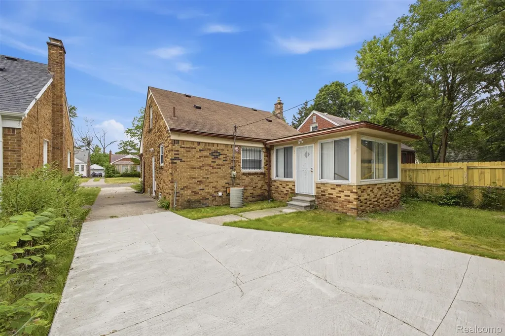 18492 Warwick Street Detroit City MI 48219