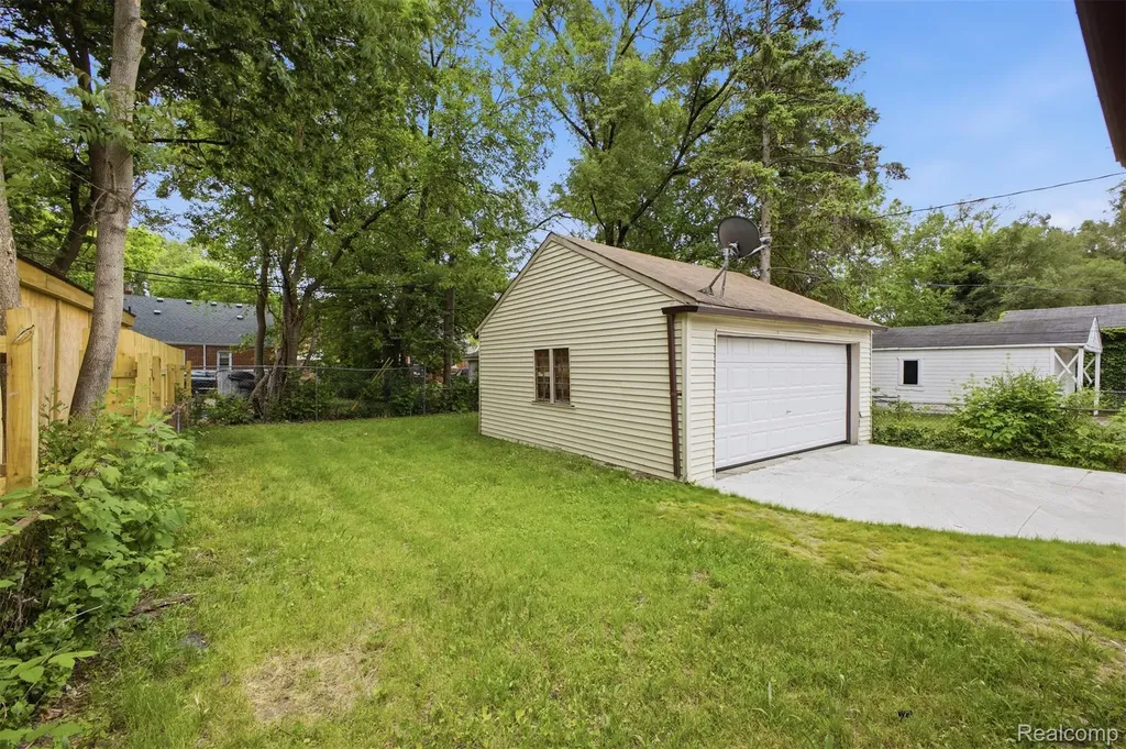 18492 Warwick Street Detroit City MI 48219