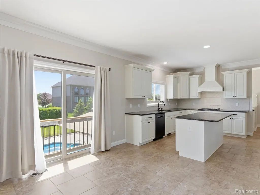 16348 Via Montella Macomb Township MI 48042