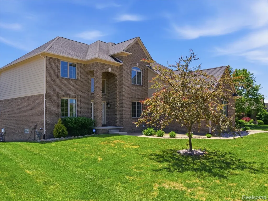 16348 Via Montella Macomb Township MI 48042