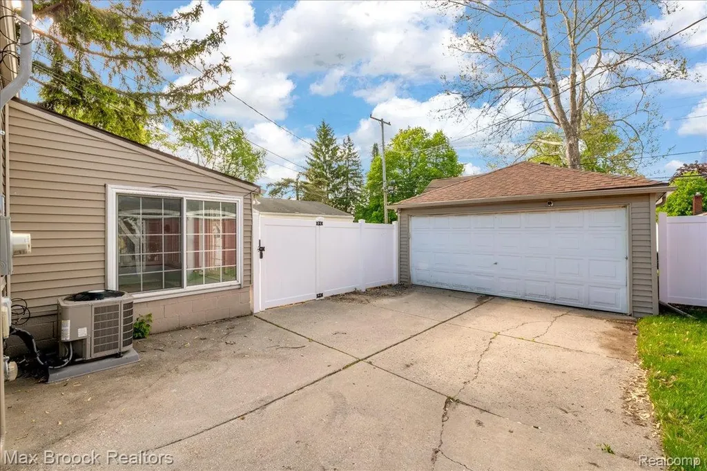 1311 Harvard Road Berkley City MI 48072