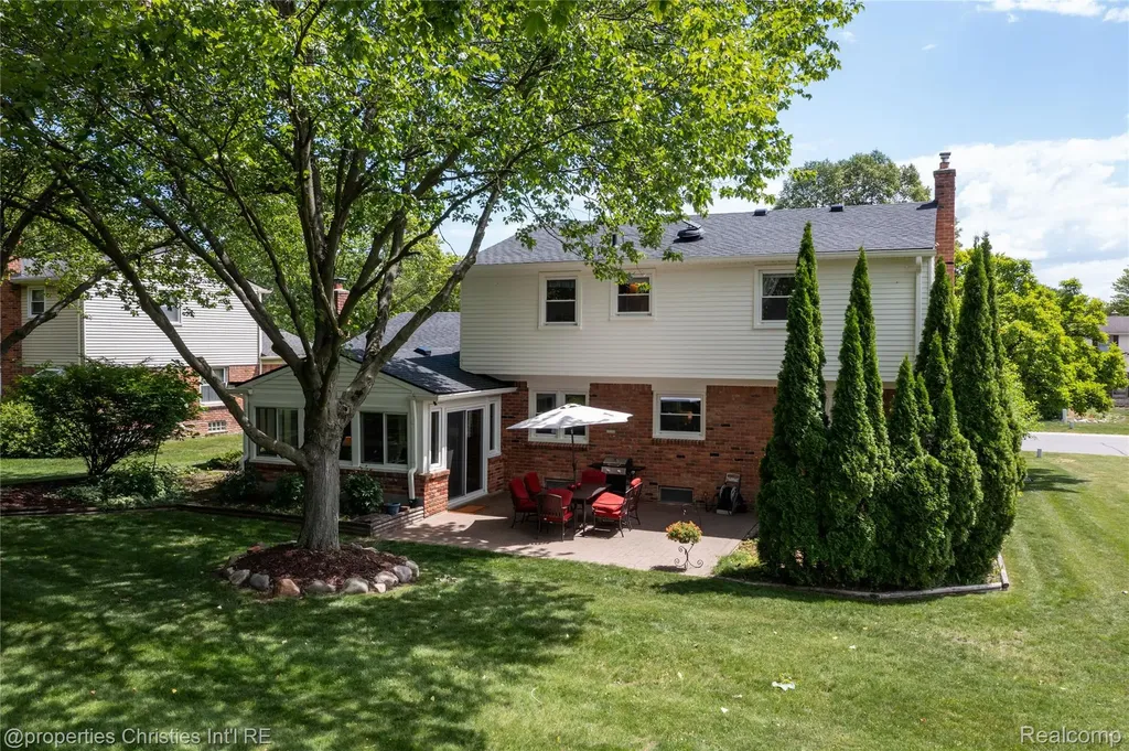 21865 N Center Street Novi City MI 48167